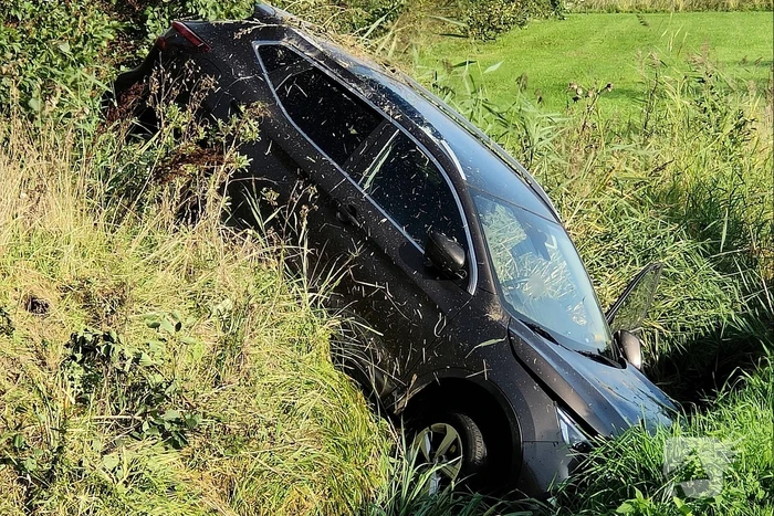 Auto crasht in sloot