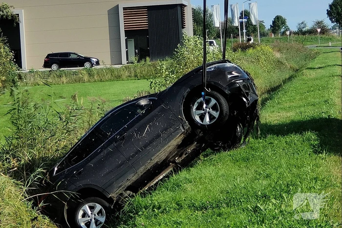 Auto crasht in sloot