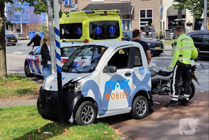 Max mobiel botst tegen verkeerspaal