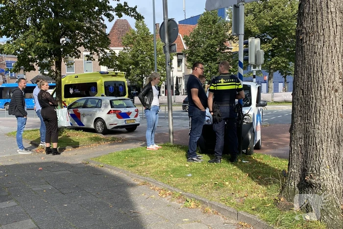 Max mobiel botst tegen verkeerspaal