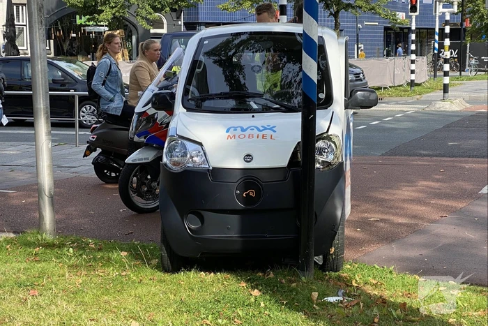Max mobiel botst tegen verkeerspaal