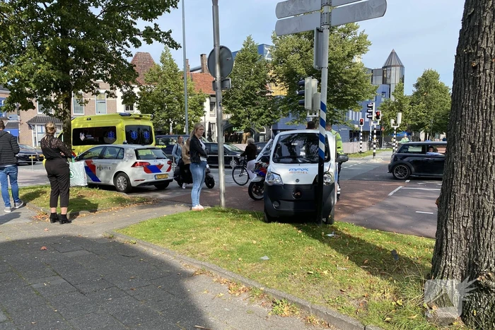 Max mobiel botst tegen verkeerspaal