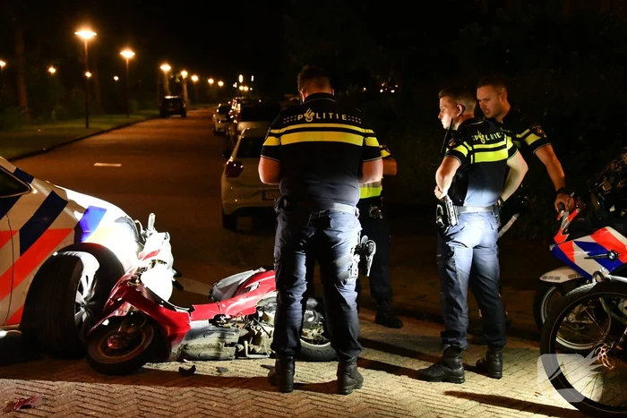 Scooter crasht bij achtervolging