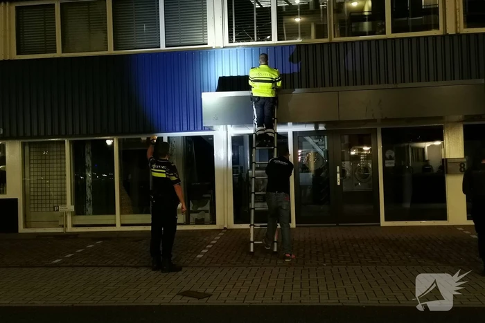 Politie haalt man van dak die vernielingen pleegt