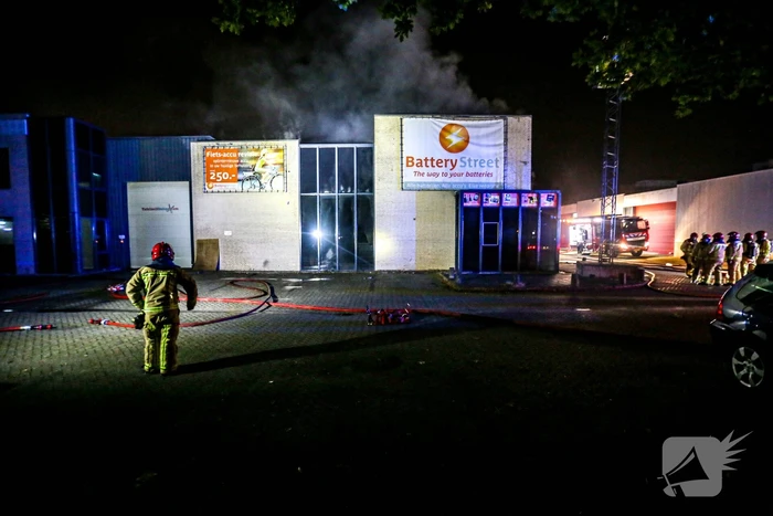 Grote brand bij bedrijfspand