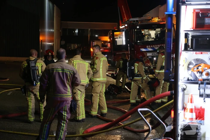 Grote brand bij bedrijfspand