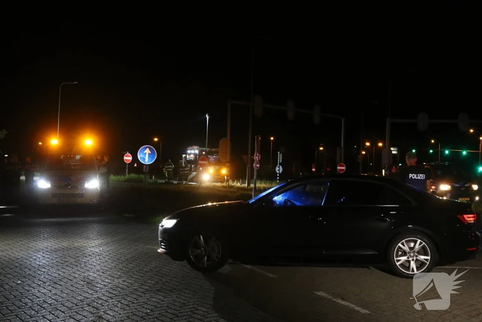 Auto belandt in weiland na botsing