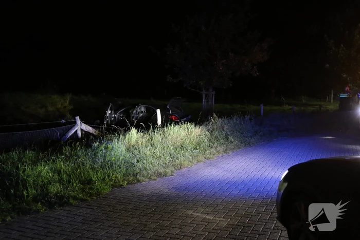 Auto belandt in weiland na botsing