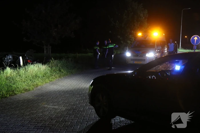 Auto belandt in weiland na botsing