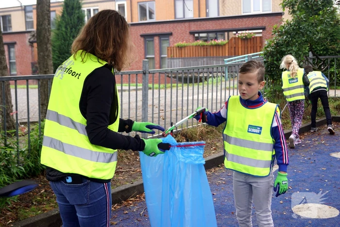 Basisschoolleerlingen speuren naar straatafval