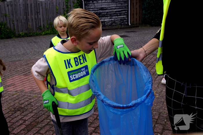 Basisschoolleerlingen speuren naar straatafval