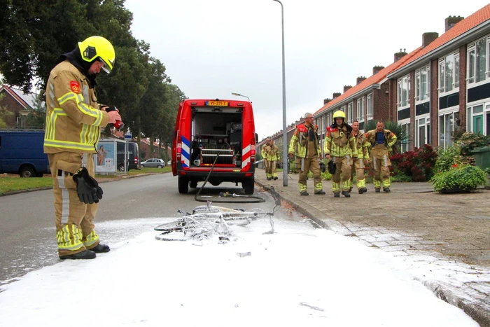 Elektrische fiets vliegt tijdens het fietsen in brand