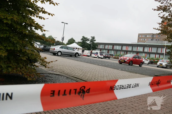 Dode onder verdachte omstandigheden gevonden op parkeerplaats