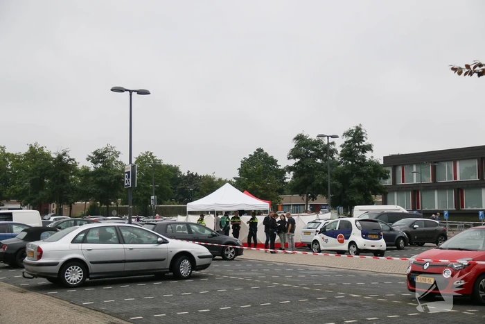 Dode onder verdachte omstandigheden gevonden op parkeerplaats