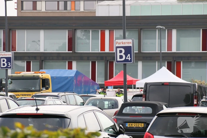 Dode onder verdachte omstandigheden gevonden op parkeerplaats
