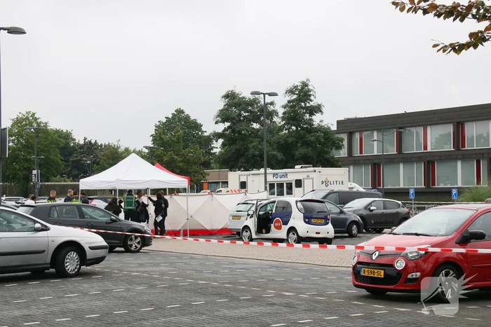Dode onder verdachte omstandigheden gevonden op parkeerplaats