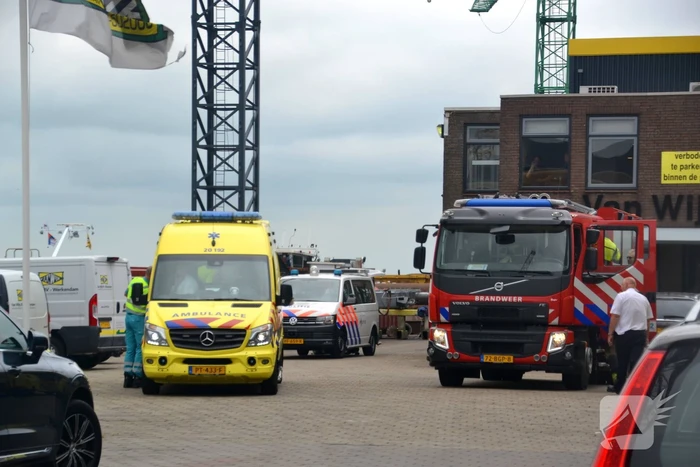 Man valt in ruim van schip in Beatrixhaven