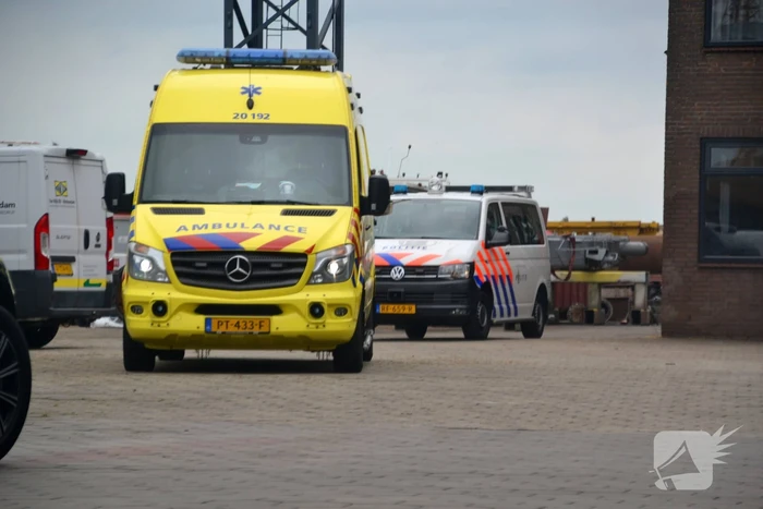 Man valt in ruim van schip in Beatrixhaven