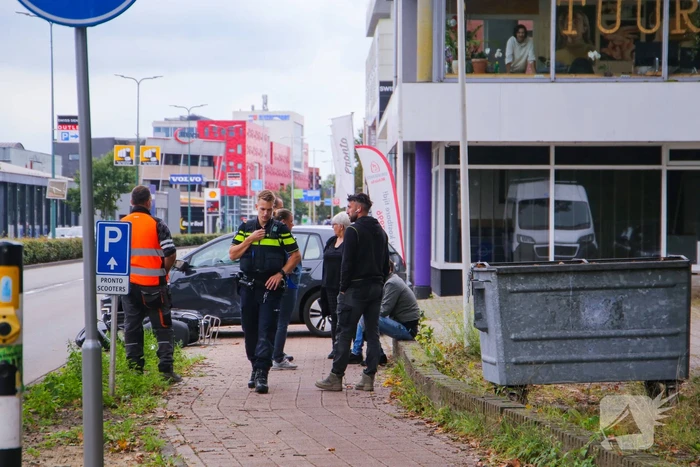 Auto botst op voorbijrijdende scooter