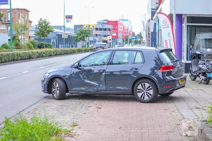 Auto botst op voorbijrijdende scooter