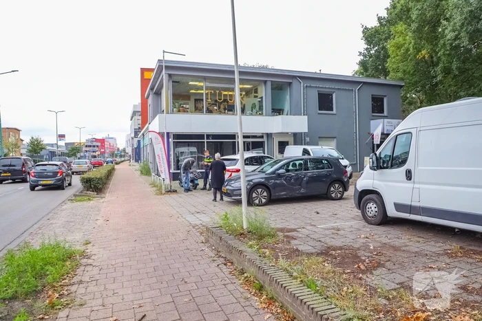 Auto botst op voorbijrijdende scooter