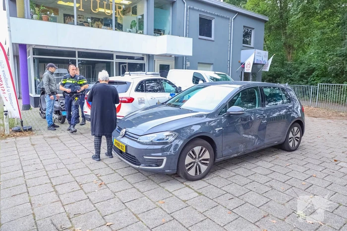 Auto botst op voorbijrijdende scooter