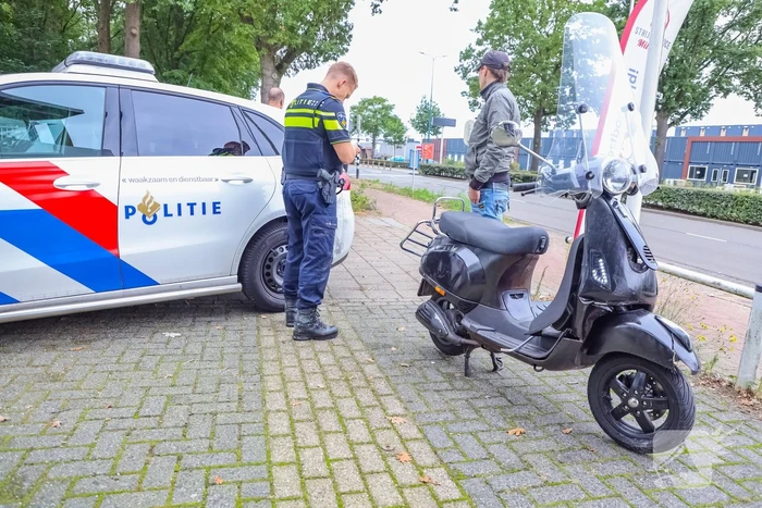 Auto botst op voorbijrijdende scooter
