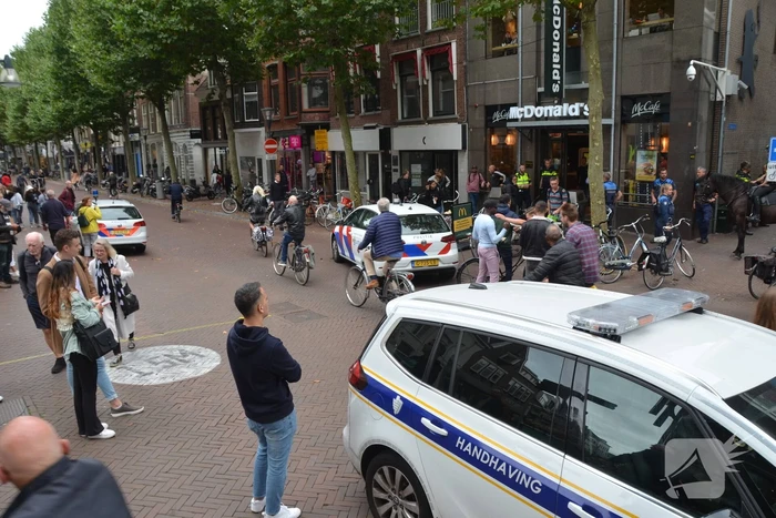 Mannen gaan met elkaar op de vuist bij McDonalds