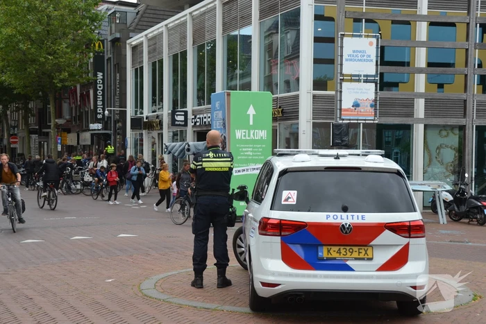 Mannen gaan met elkaar op de vuist bij McDonalds