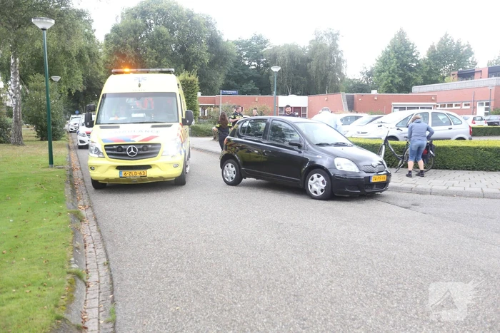 Auto loopt lekke band op na botsing met fiets