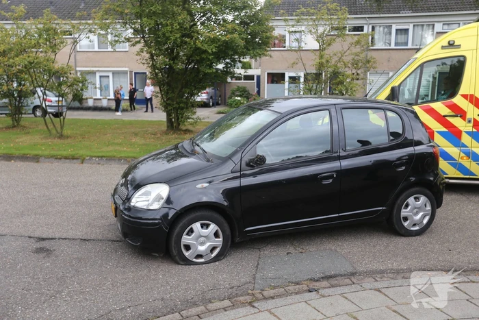 Auto loopt lekke band op na botsing met fiets