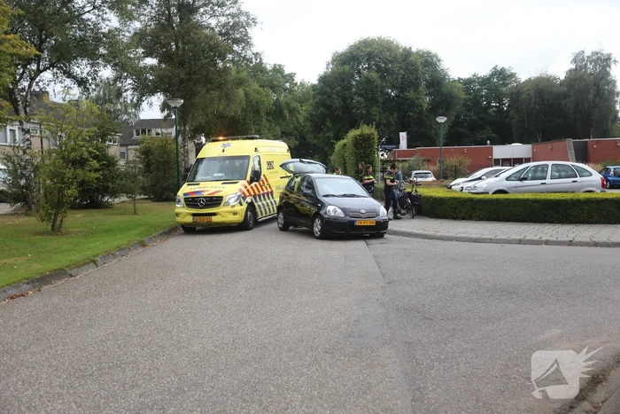Auto loopt lekke band op na botsing met fiets