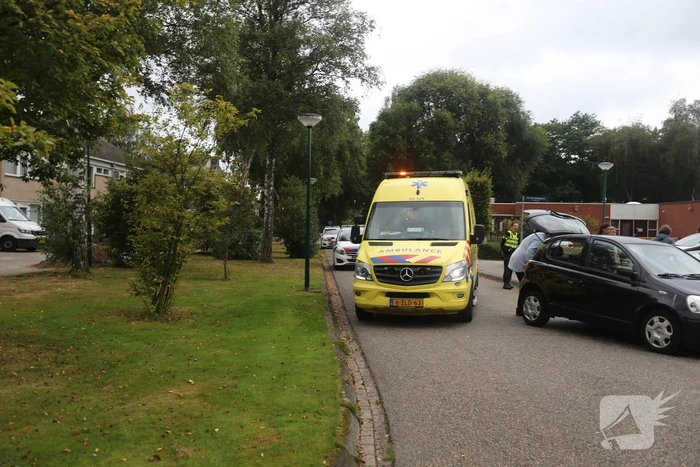 Auto loopt lekke band op na botsing met fiets