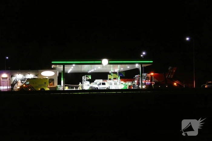 Tankstation en omgeving afgezet door lekkende stof uit vrachtwagen