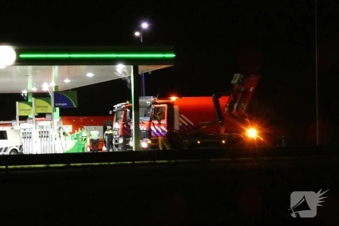 Tankstation en omgeving afgezet door lekkende stof uit vrachtwagen