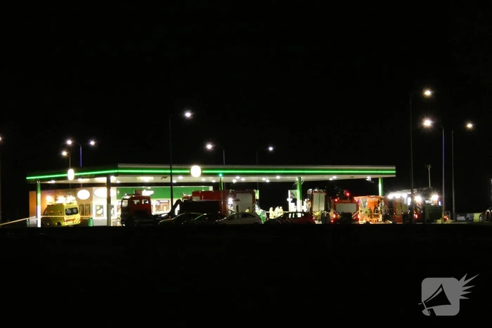 Tankstation en omgeving afgezet door lekkende stof uit vrachtwagen