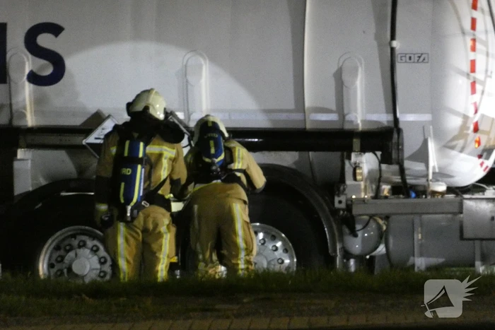 Tankstation en omgeving afgezet door lekkende stof uit vrachtwagen