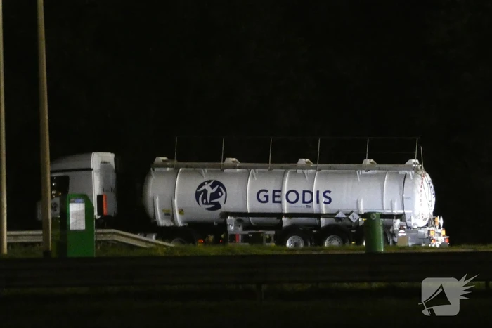 Tankstation en omgeving afgezet door lekkende stof uit vrachtwagen