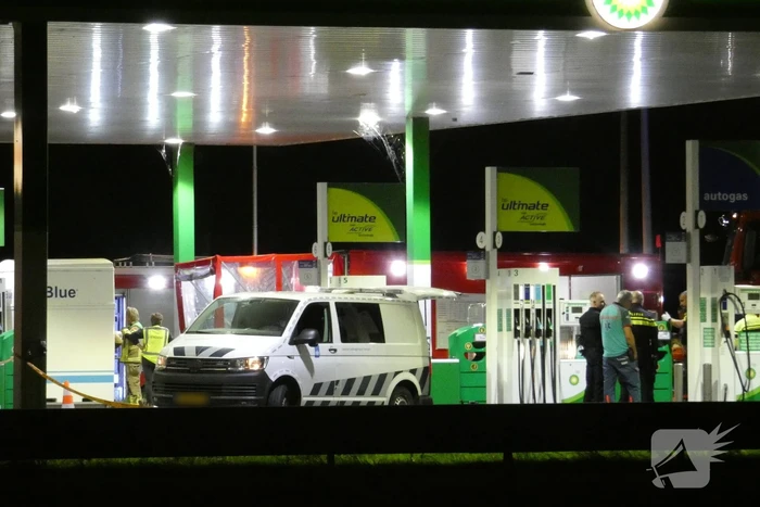 Tankstation en omgeving afgezet door lekkende stof uit vrachtwagen