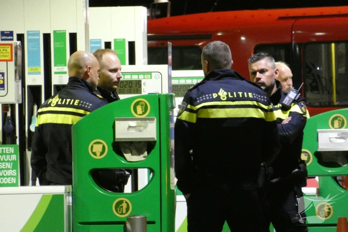 Tankstation en omgeving afgezet door lekkende stof uit vrachtwagen