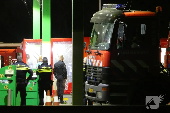 Tankstation en omgeving afgezet door lekkende stof uit vrachtwagen