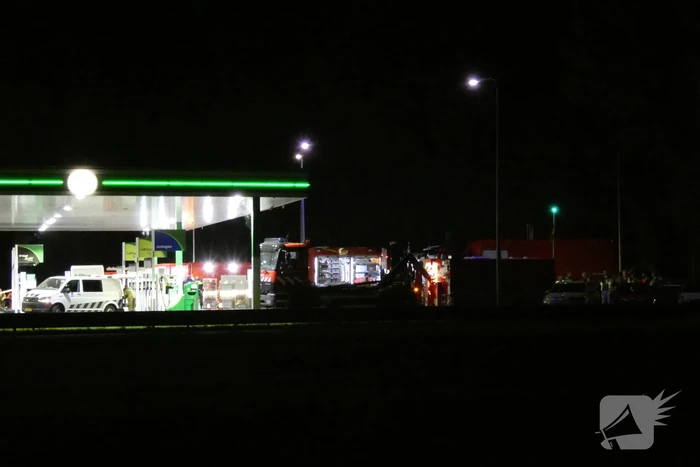 Tankstation en omgeving afgezet door lekkende stof uit vrachtwagen