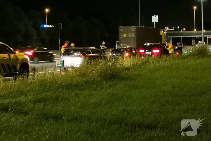 Kettingbotsing tussen drie voertuigen