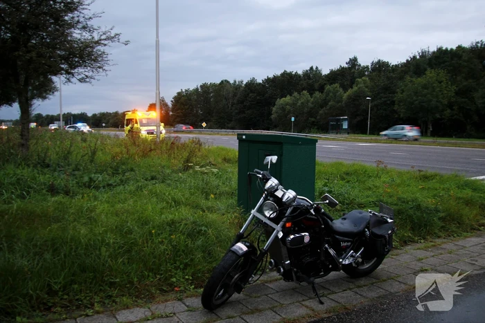 Motorrijder gaat onderuit en raakt gewond