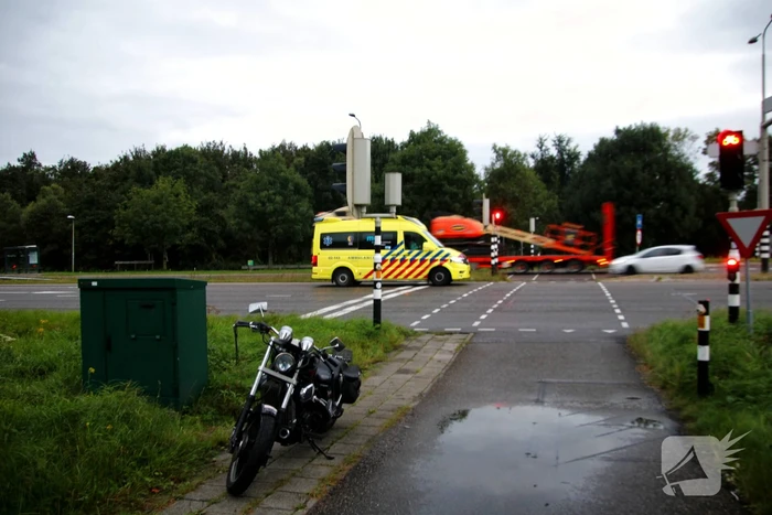 Motorrijder gaat onderuit en raakt gewond