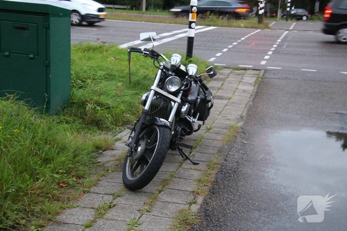 Motorrijder gaat onderuit en raakt gewond