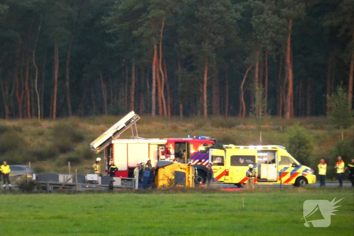 Vrachtwagen raakt van de weg en belandt in greppel