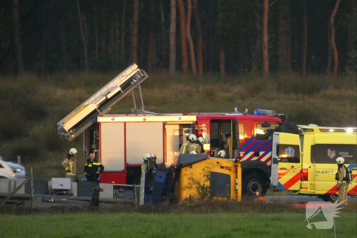Vrachtwagen raakt van de weg en belandt in greppel