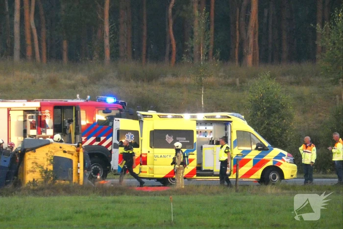 Vrachtwagen raakt van de weg en belandt in greppel