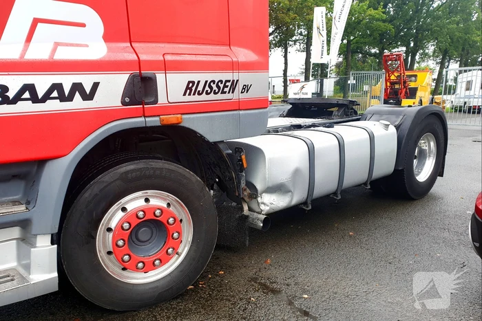 Schade bij botsing met vrachtwagen